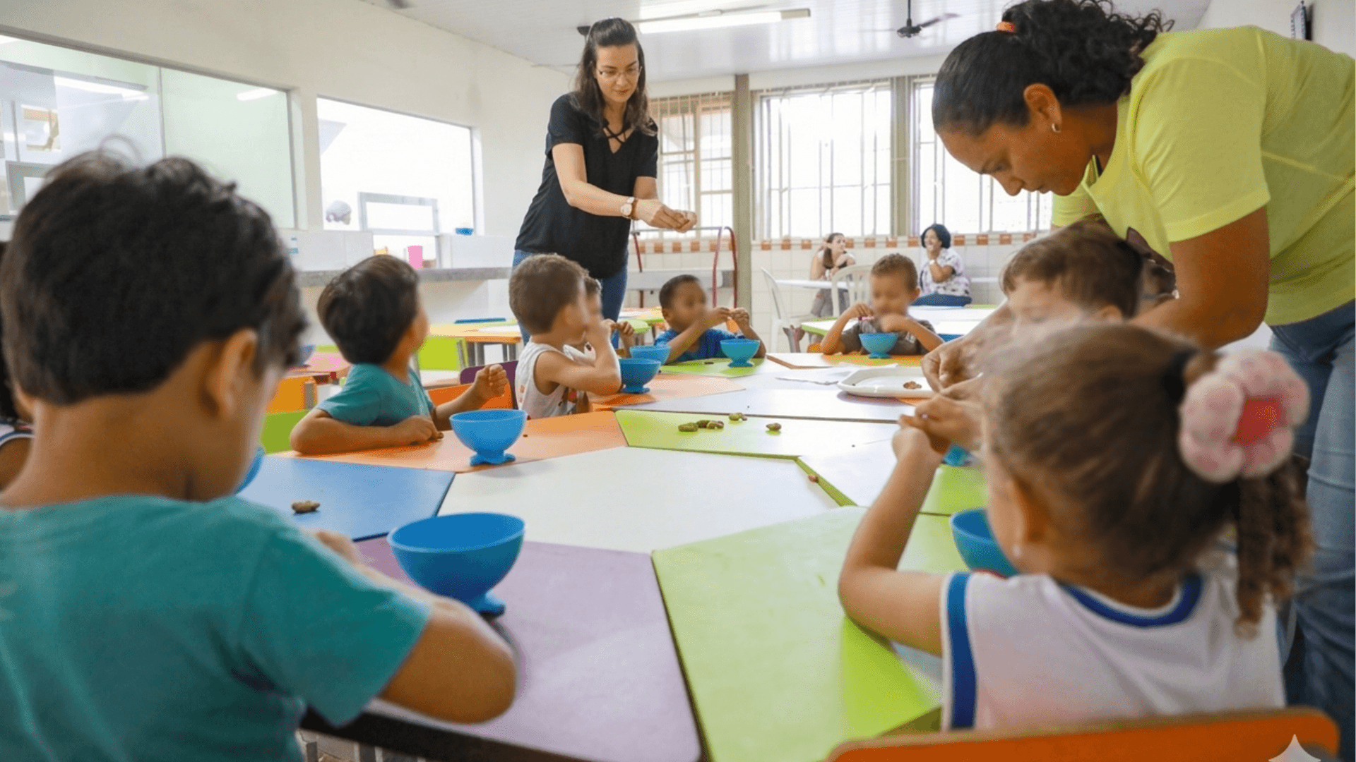 Prefeitura de Vitória abre seleção com mais de 100 vagas para professores e salários de até R$ 7,3 mil