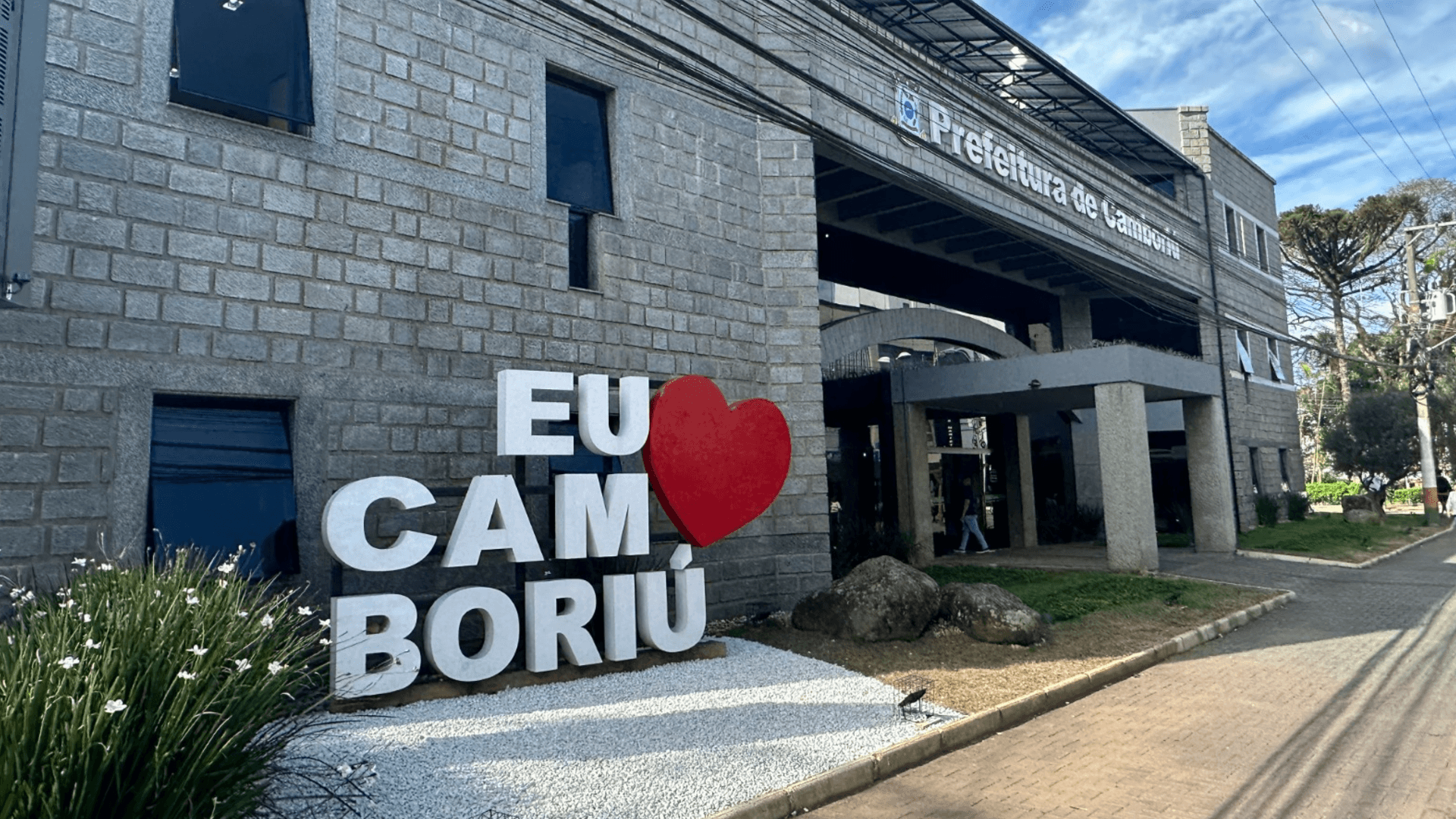 Prefeitura de Camboriú lança 5 editais com 180 vagas e salários de até R$ 15,9 mil; veja cargos, áreas e como se inscrever