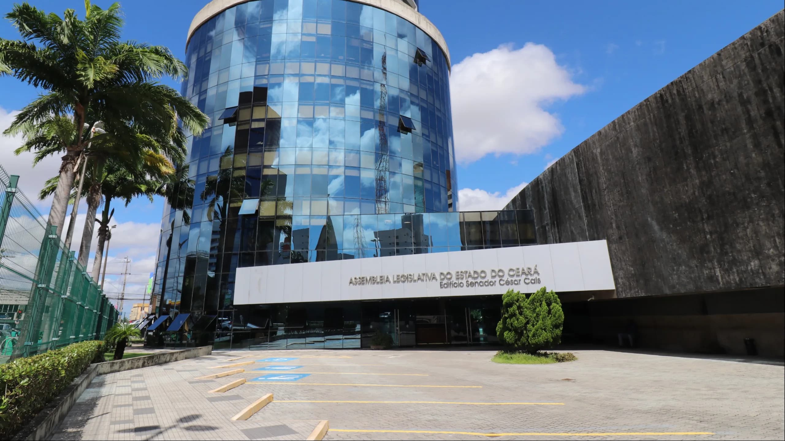 Concurso Alece 2026 publica edital com 200 vagas, cadastro de reserva e salários de até R$ 6 mil