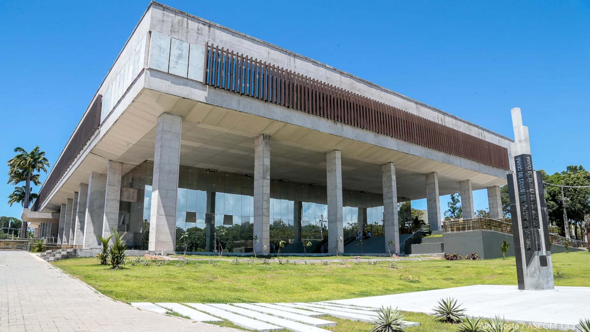 TJ CE publica edital com vagas para técnico, analista e oficial de justiça; salários chegam a R$ 8,8 mil