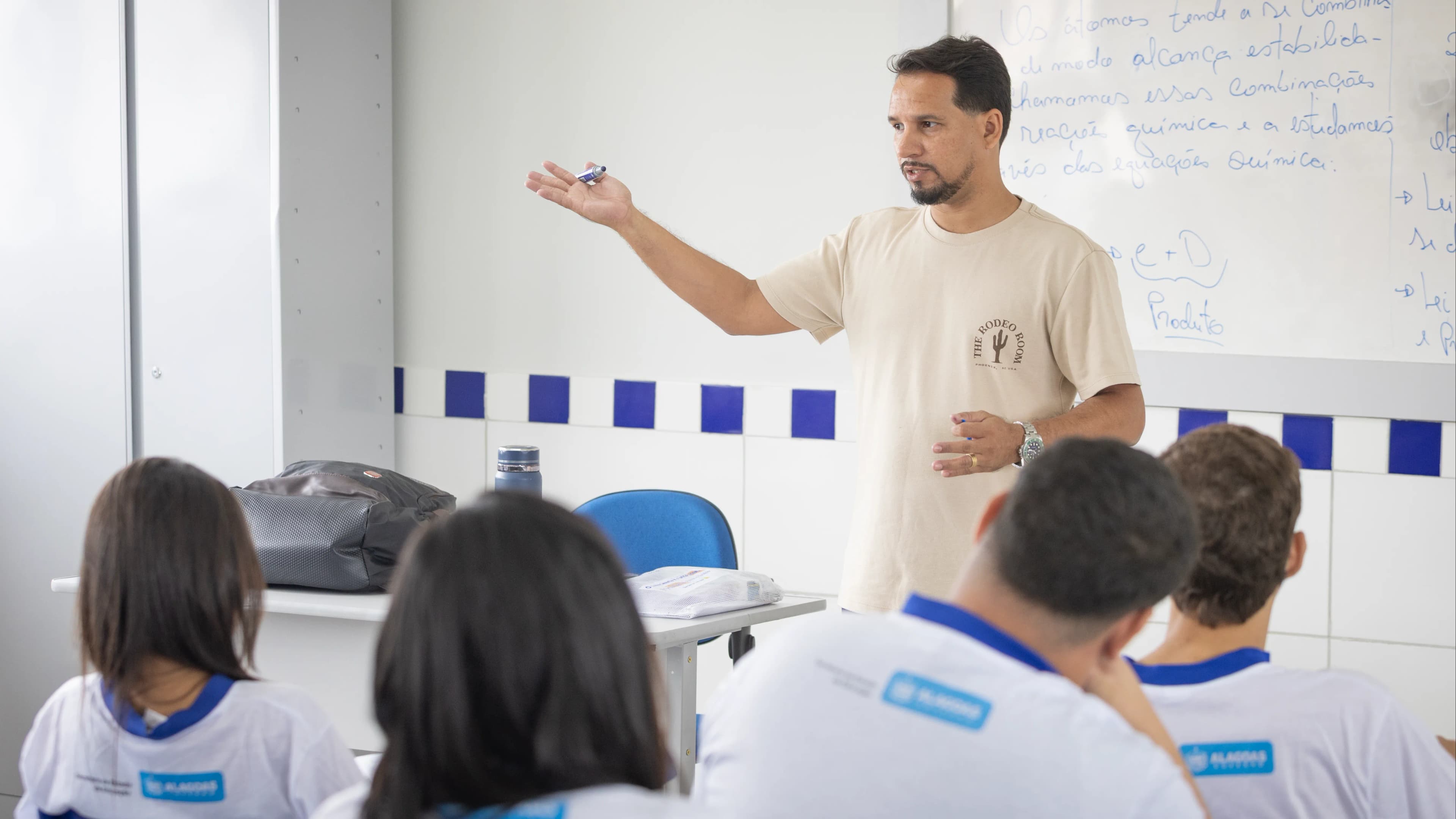 Publicado edital da Seduc AL com 1.620 vagas e salários de R$ 4,3 mil