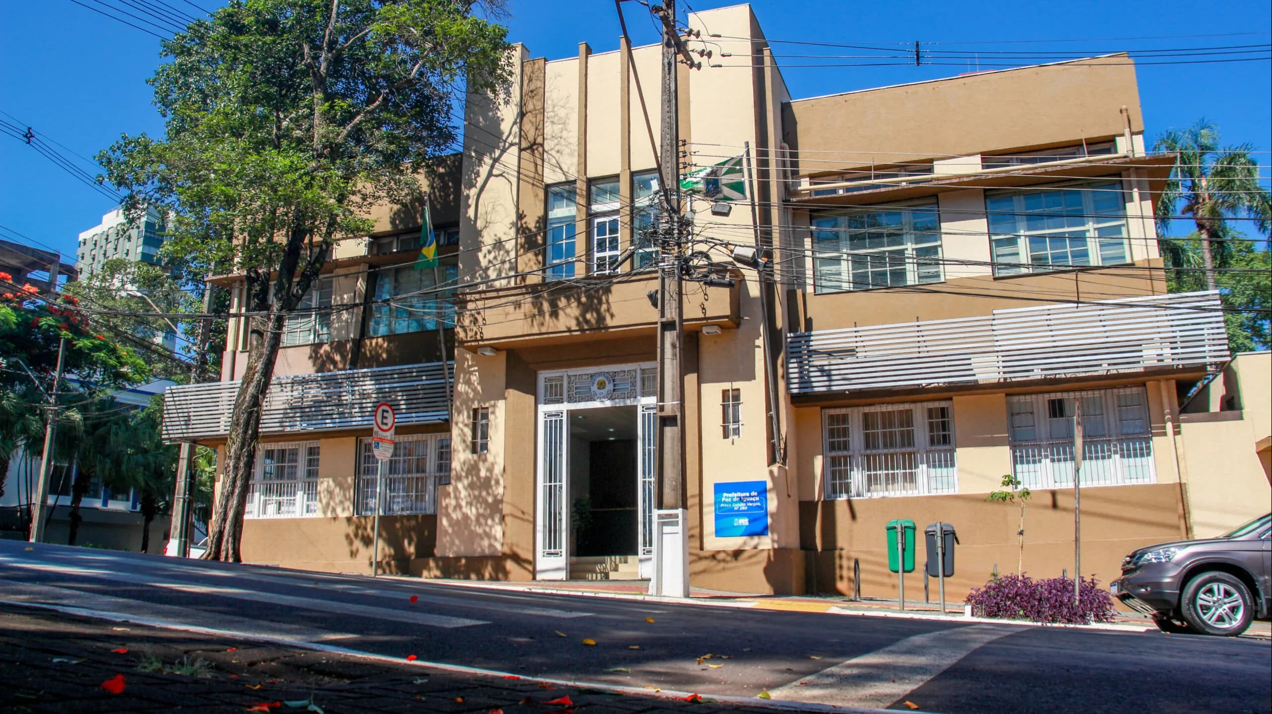 Concurso da Prefeitura de Foz do Iguaçu é publicado com 34 cargos e salários de até R$ 21,6 mil
