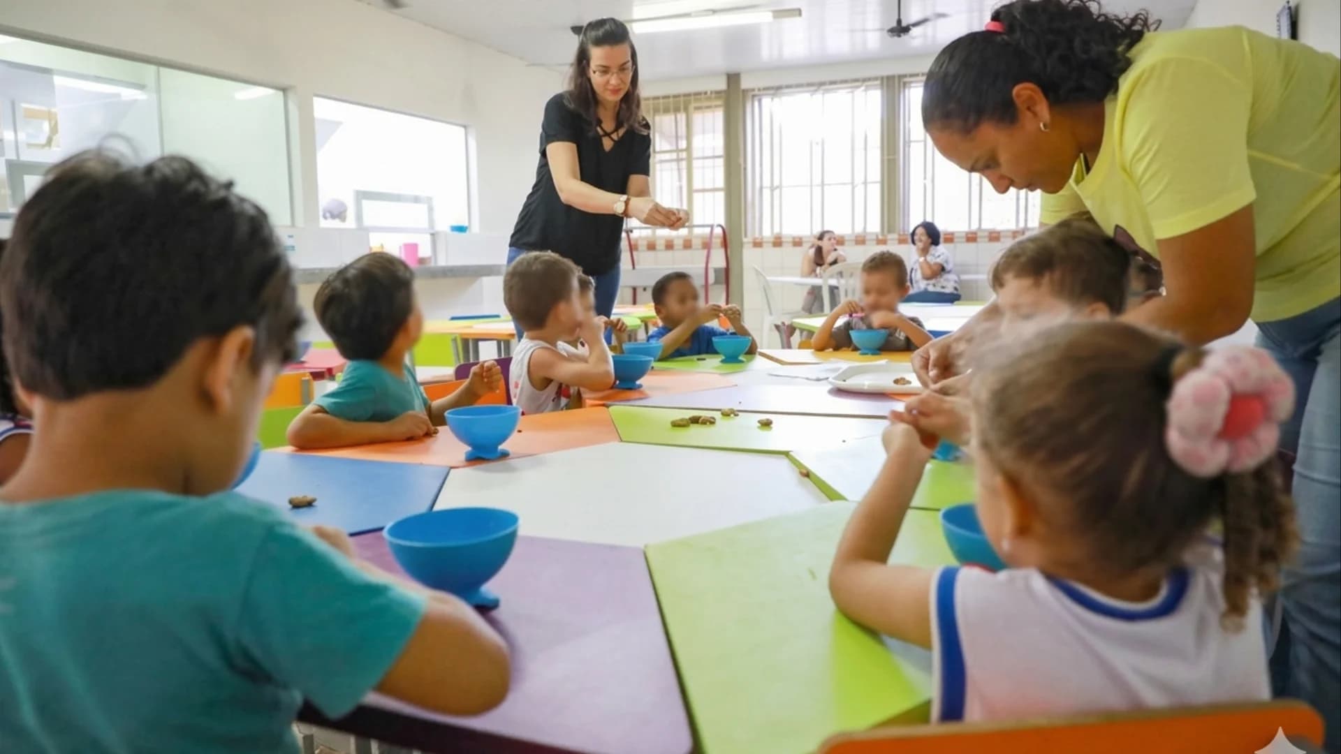 Prefeitura de Vitória abre seleção com mais de 100 vagas para professores e salários de até R$ 7,3 mil