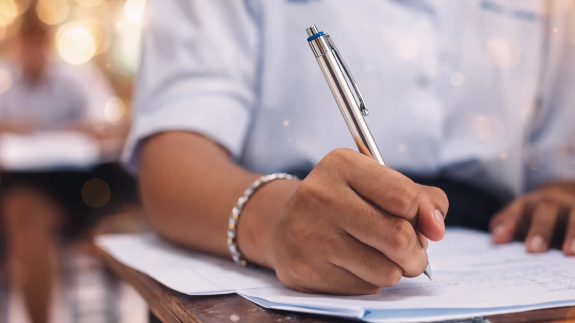 PARANAEDUCAÇÃO abre seleção com salário de até R$ 9,2 mil; inscrições começaram em 18 de fevereiro