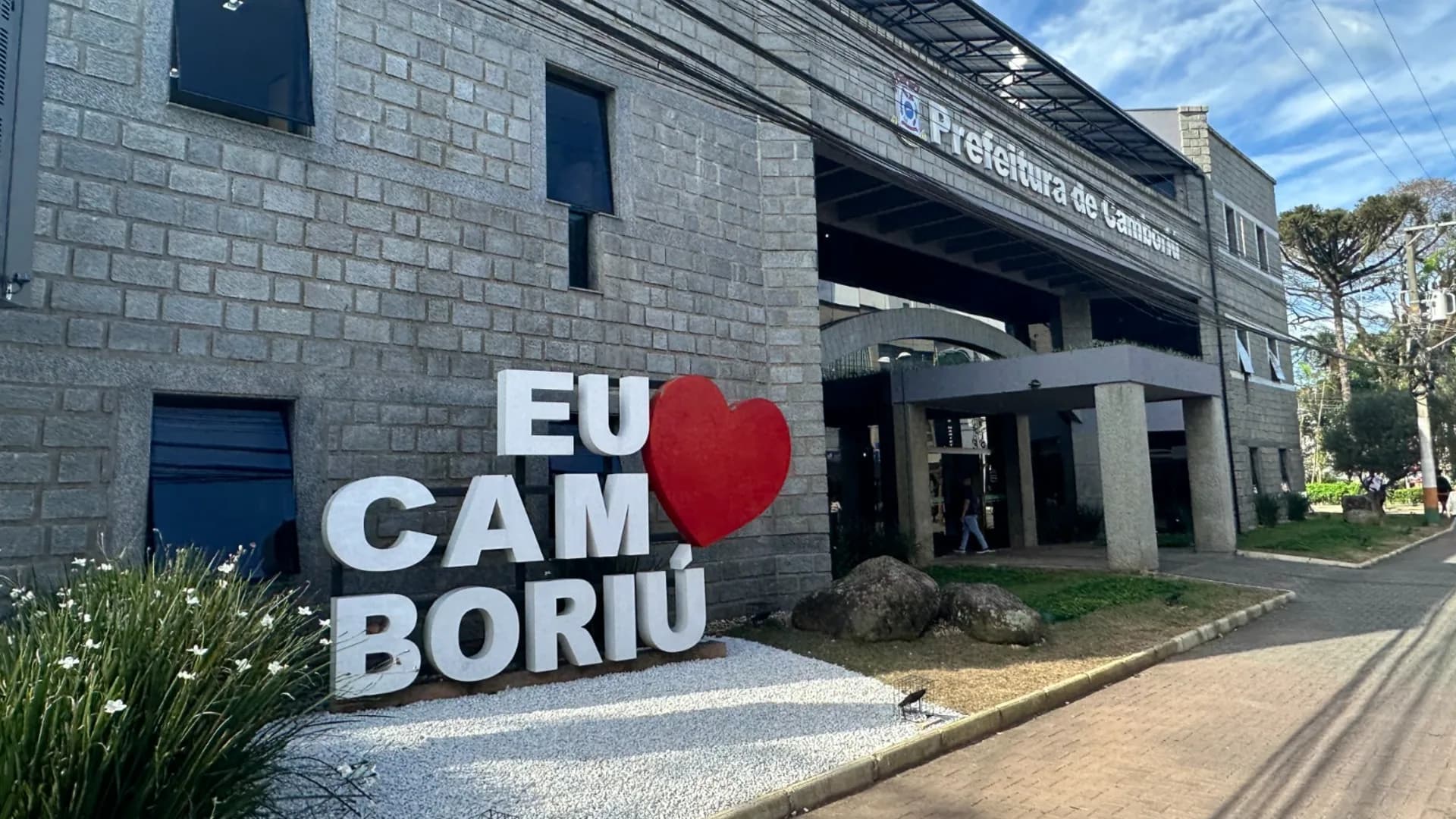 Prefeitura de Camboriú lança 5 editais com 180 vagas e salários de até R$ 15,9 mil; veja cargos, áreas e como se inscrever